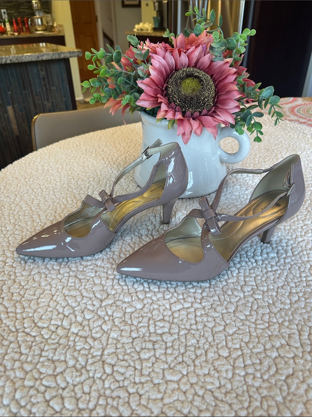 Bandolino Dusty Rose Patent Pointed T-Strap 2.5” Heels Sz 7.5